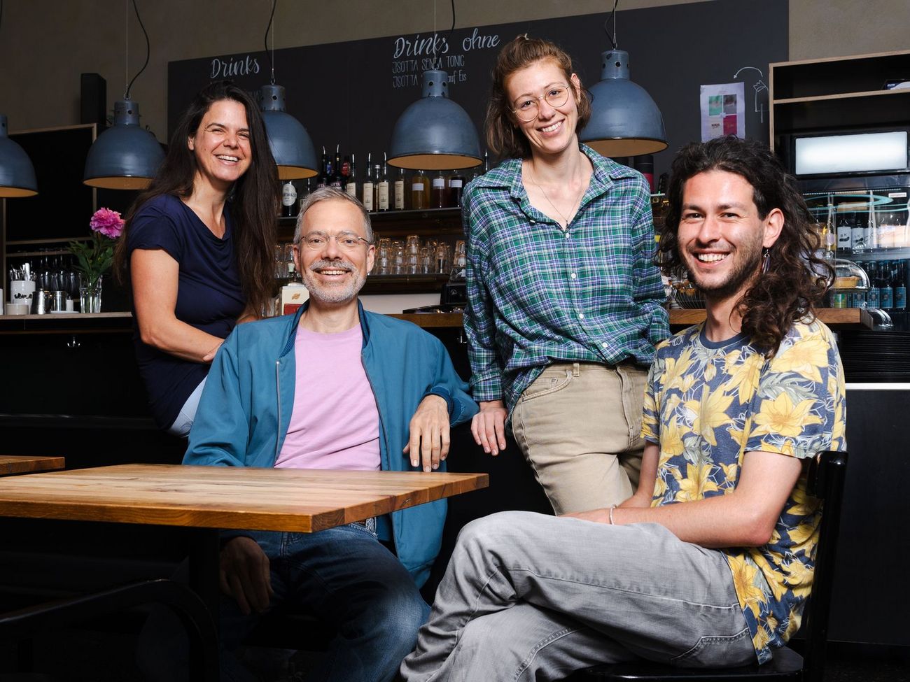 Team der WünschBar sitzt an einem Tisch