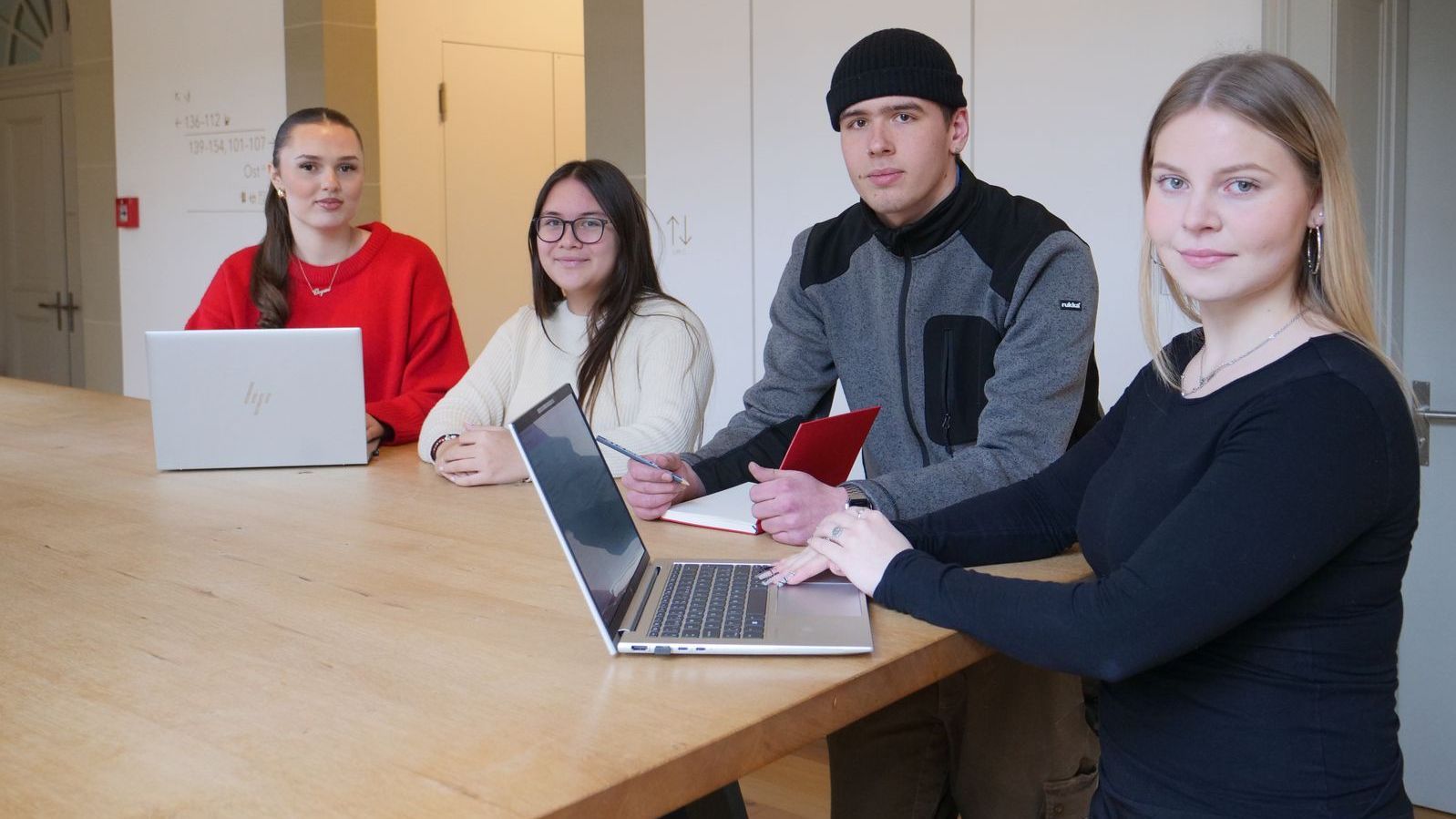 veschiedene Lernende zusammen am Tisch
