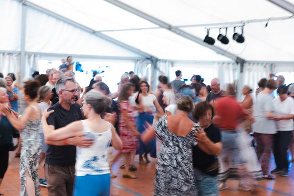 Event von Tanz über Gräben - Menschen beim Paartanz