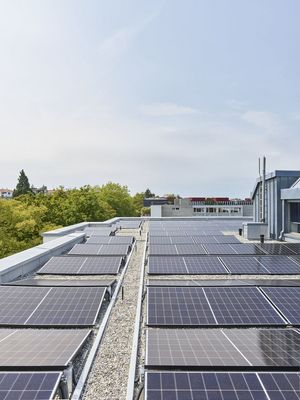 Solarpanels auf dem Dach des Naturhistorischen Museums