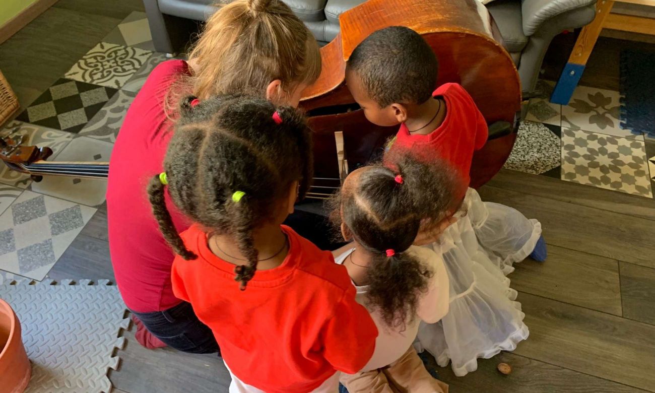 3 Kinder und eine Person von oben