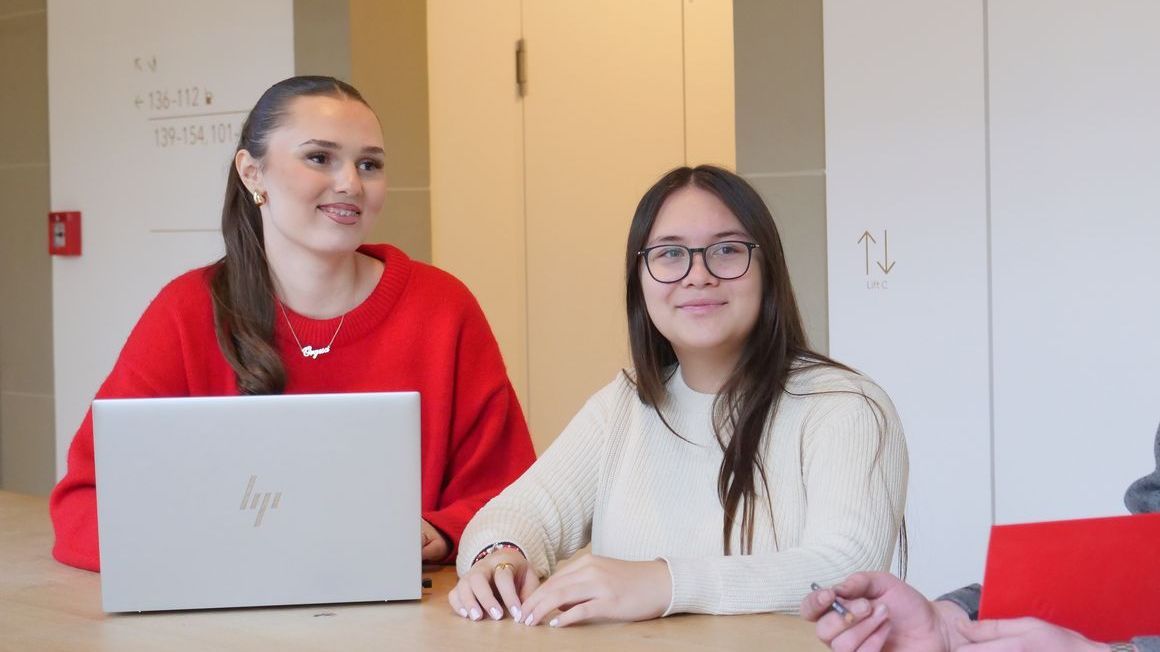 Zwei KV-Lernende bei einer Besprechung