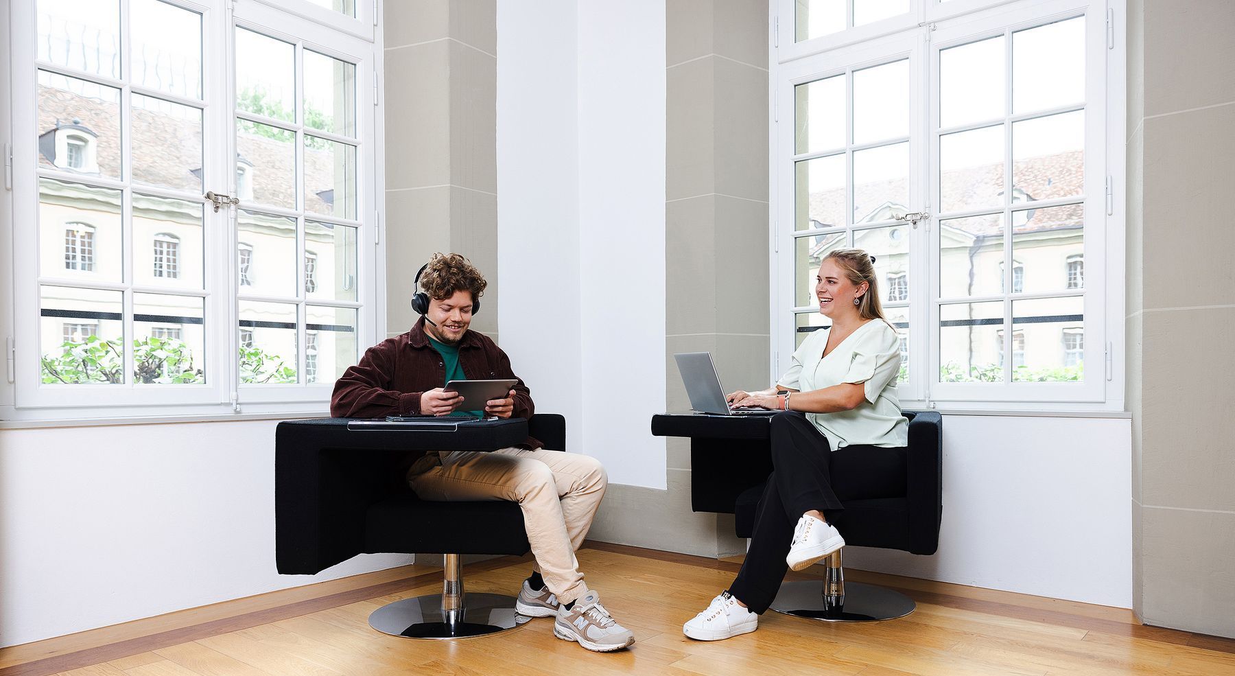 Zwei Mitarbeiter im Gang am arbeiten