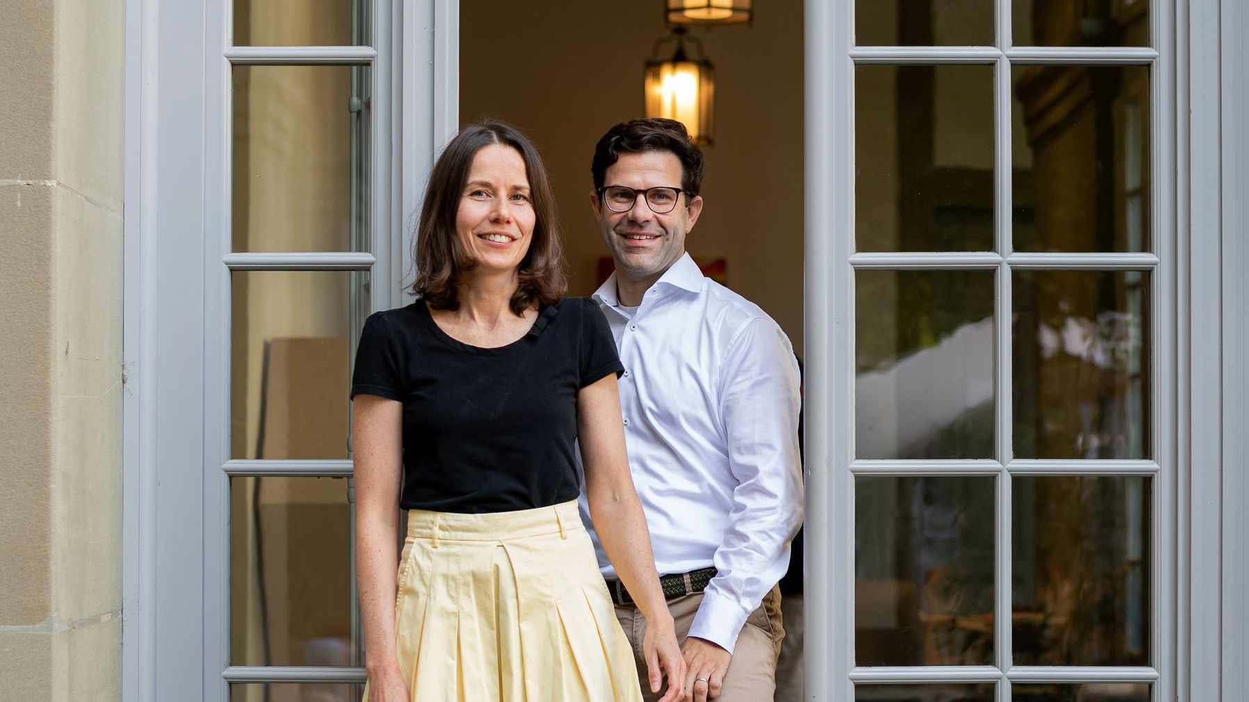 Jonas und Sina Lauter vor dem Generationenhaus