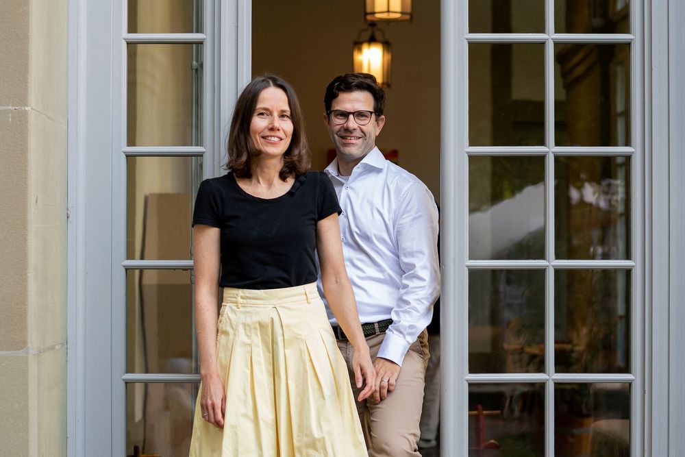 Jonas und Sina Lauter vor dem Generationenhaus