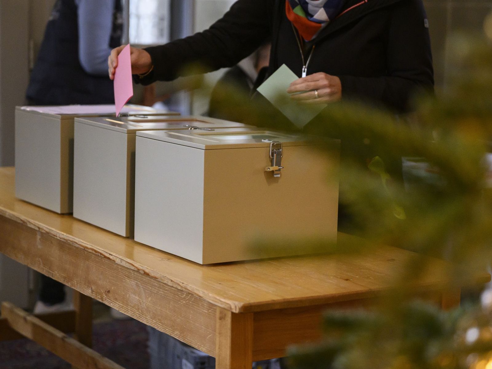 Person bei Urnenabstimmung 