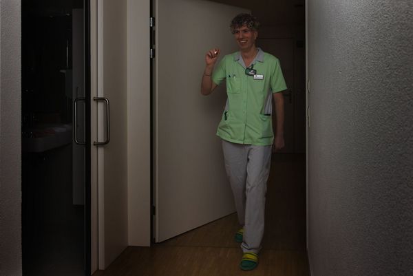 Pflegende mit einer Taschenlampe