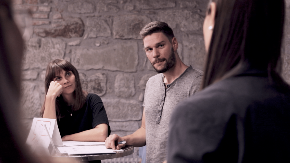 Personen bei einer Debatte