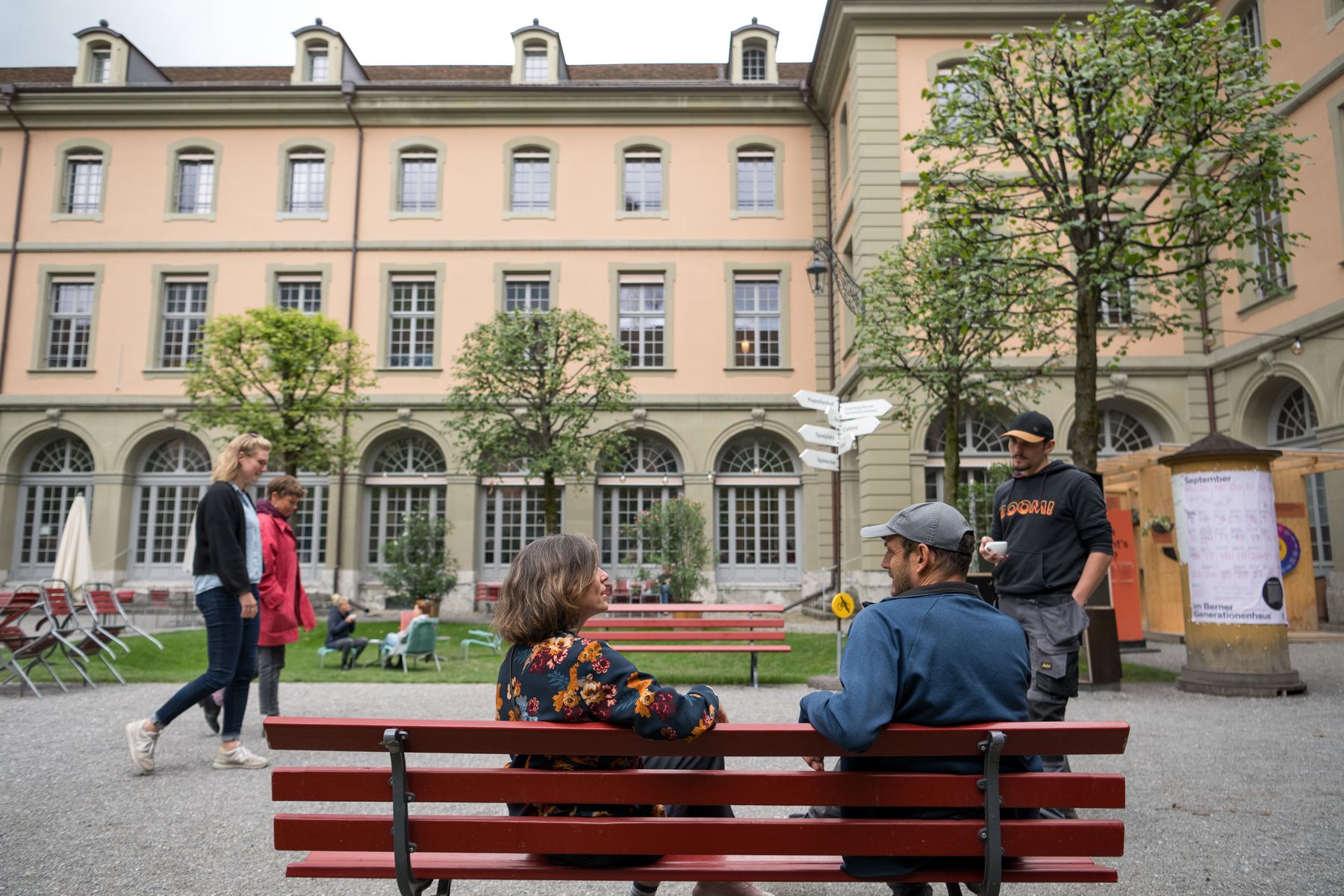 Innenhof Burgerspital Sitation mit Personen