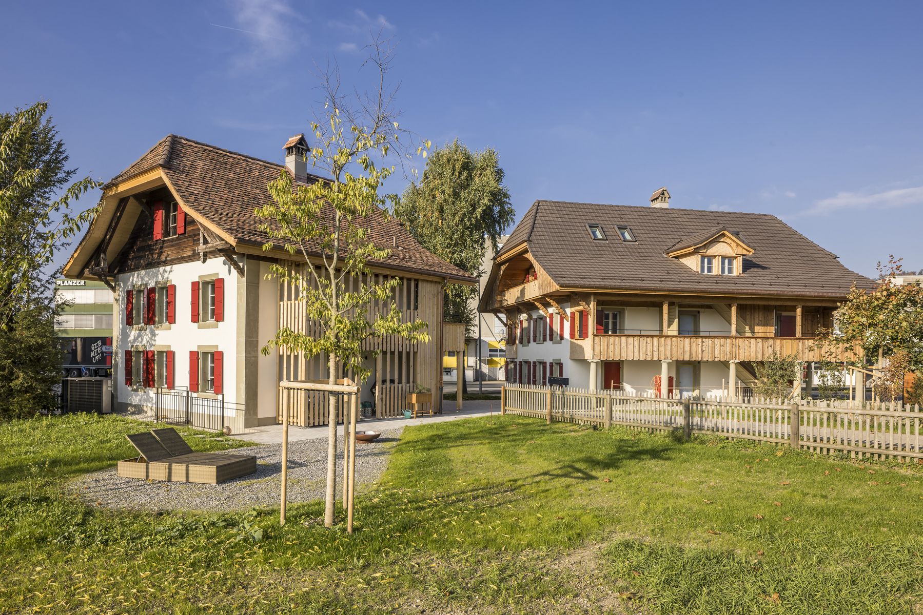 Historische Liegenschaften Worbstrasse 104/108 nach der Sanierung, mit Mietwohnungen. 