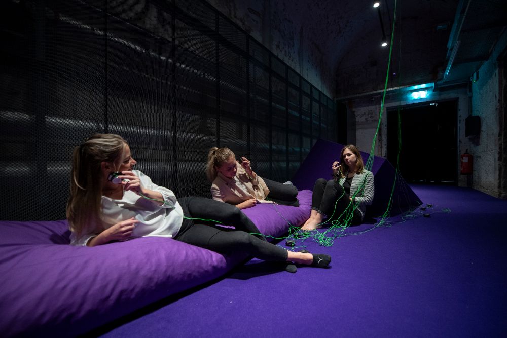 Via Kopfhörer können die Besuchenden Scheitergeschichten von anderen Menschen hören.